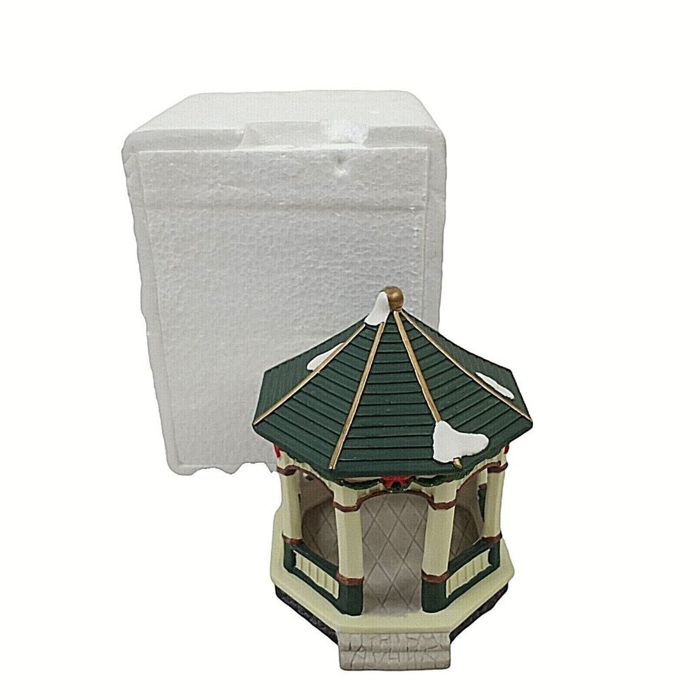 Heartland Valley Village Deluxe Gazebo Christmas O’Well Ceramic
